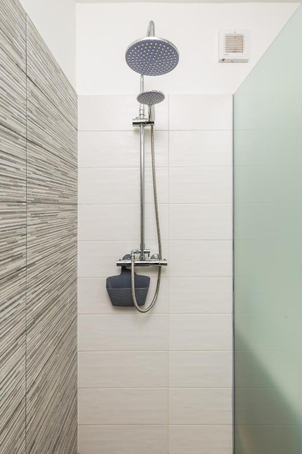 غييكا Sunny Studio Apartment With Balcony المظهر الخارجي الصورة